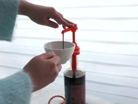 Jarabe de chocolate casero, sirviéndose con un dispensador