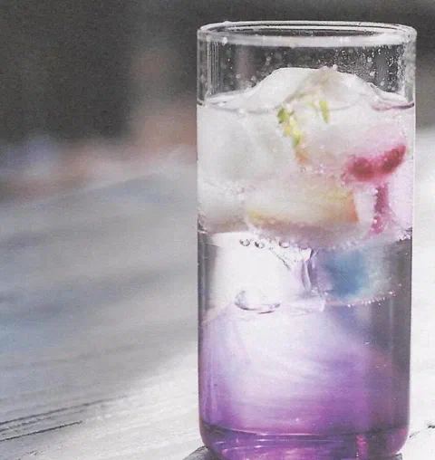 Jarabe de flor de guisante azul, servido con agua con gas en degradé de azul a morado