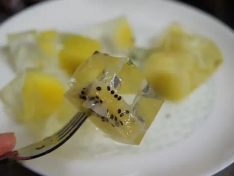 Cubo de gelatina de kiwi, mostrando las semillas negras adentro
