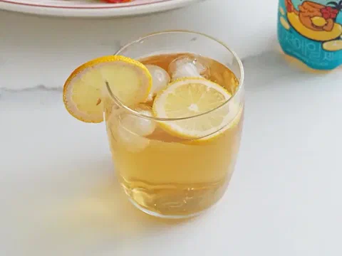 Ginger ale casero, con palito de canela y rodaja de limón