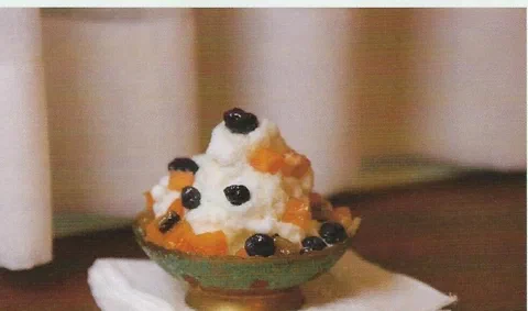 Bingsu de seis frutas, con hielo de leche rallado y fruta en almíbar encima