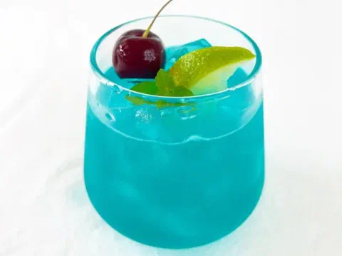 Manzana esmeralda, de color turquesa, con toronjil adentro
