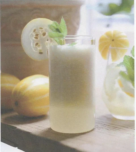 Smoothie de melón y coco, con melón fresco y hierbas de decoración