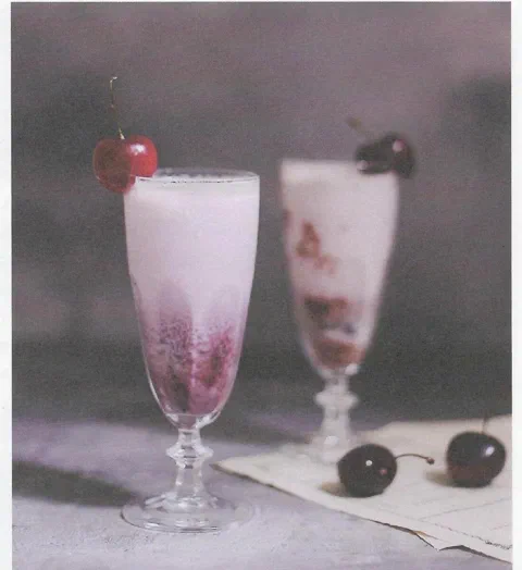 Cereza con leche, con una cereza fresca de decoración