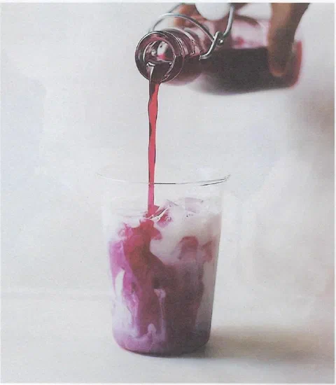 Leche de rosas, sirviendo el jarabe sobre la leche