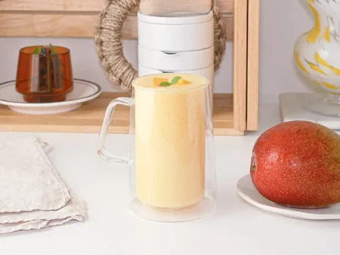 Mango con leche, en capas dentro de una botella