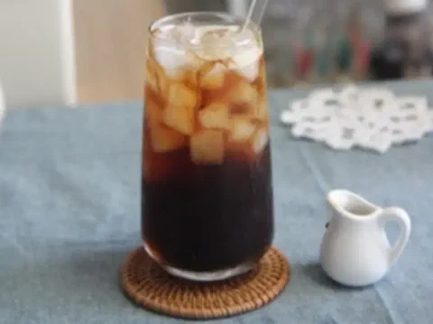 Café frío con panela, servido con hielo