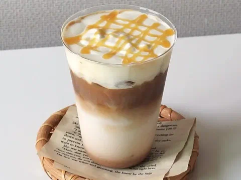 Latte toffee nut, con caramelo dibujado encima