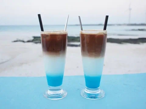 Latte del mar, con degradado azul y una dona encima