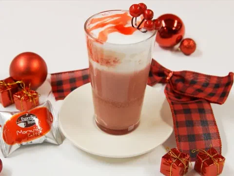 Latte red velvet, con la espuma tornándose rosada