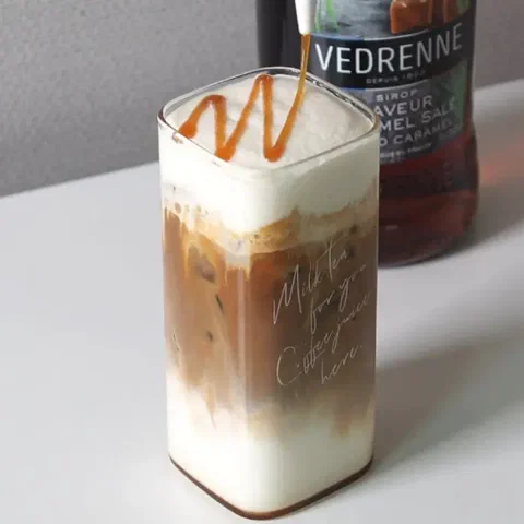 Latte salado, con crema y un toque de sirope encima