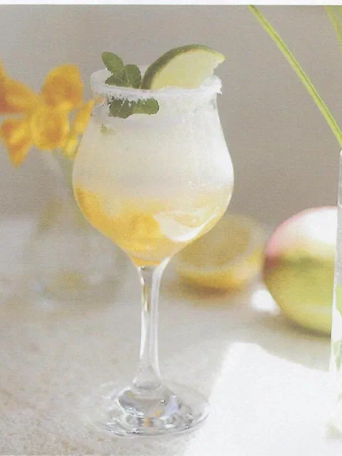Piña colada de mango, con borde escarchado y rodaja de limón
