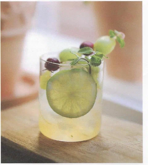 Té helado de uva verde, con rodaja de lima de decoración