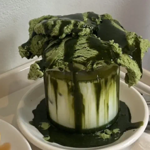 Matcha float, con el helado derritiéndose encima