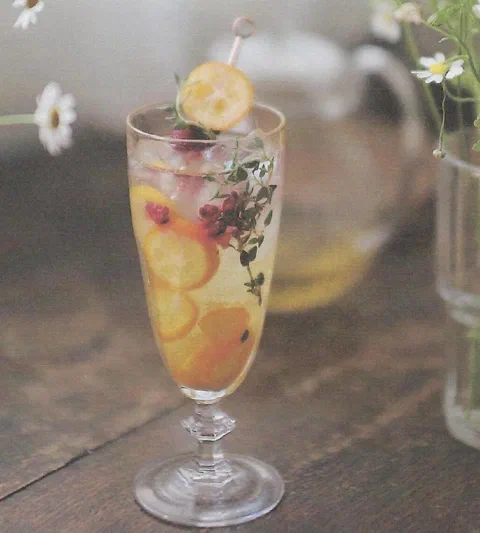 Té verde de kumquat, con rodajas de cítrico y tomillo de decoración