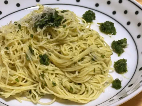 Capellini al pesto de shiso, con queso rallado y hojas frescas