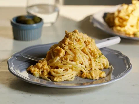 Espagueti con yema de huevo curada en soya, cremoso, con alga nori en tiras