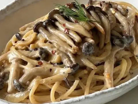 Espagueti de champiñón con miso blanco, cremoso, con hierbas frescas