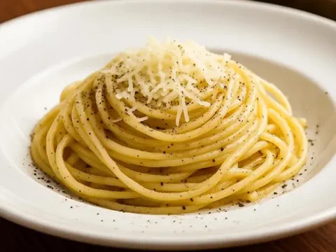 Cacio e pepe, con pecorino rallado y pimienta negra encima
