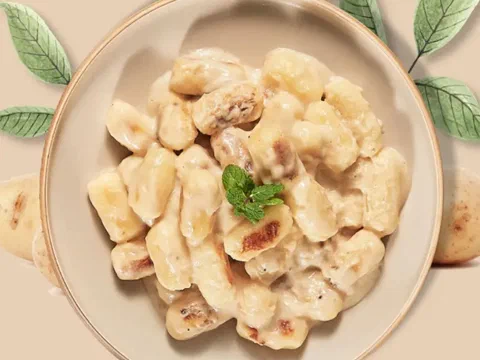 Gnocchi de papa con mantequilla y salvia, en salsa cremosa