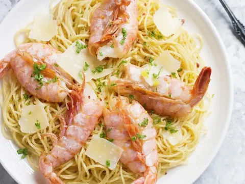 Capellini de hierba luisa con langostinos, parmesano y ají