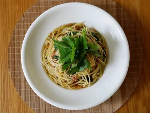 Espagueti con perejil y tocino, con hojas frescas de guarnición