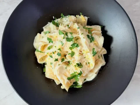 Pappardelle crema de limón, con perejil y ralladura de limón