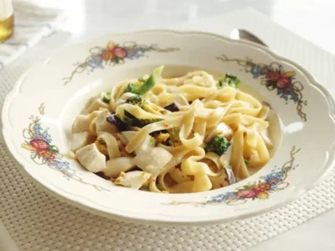 Tripoline alfredo, con brócoli y champiñones