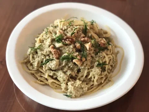 Angel hair con puré de berenjena, pistacho y eneldo fresco