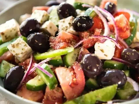 Casarecce ensalada griega con pepino, aceituna, tomate y queso feta