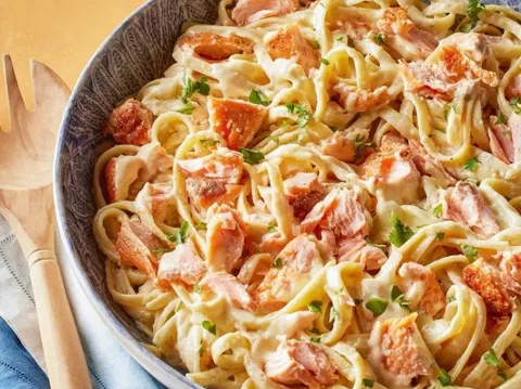 Fettuccine cremoso de salmón, con trozos de salmón sellado y perejil