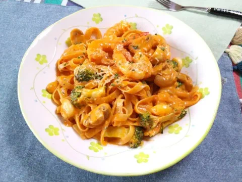 Fettuccine rosé de camarones, con un camarón entero de guarnición