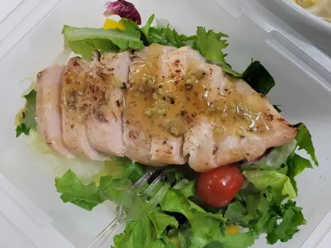 Pechuga de pollo a la sal, coronada con cebolla china y rábano rallado