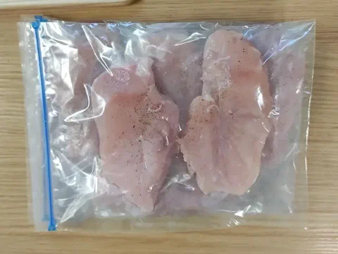 Pechuga de pollo en salmuera dentro de una bolsa con cierre hermético