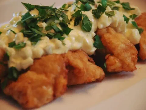 Pechuga de pollo nanban, frita y bañada en salsa nanban, coronada con salsa tártara y perejil picado