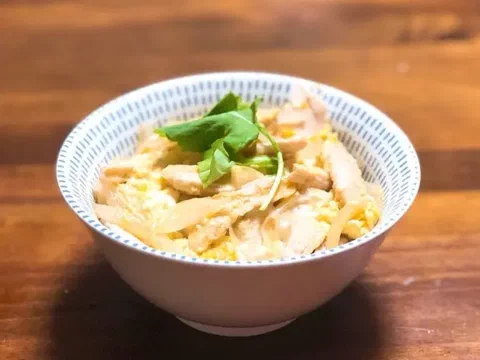 Oyakodon de pechuga de pollo con huevo, servido sobre arroz
