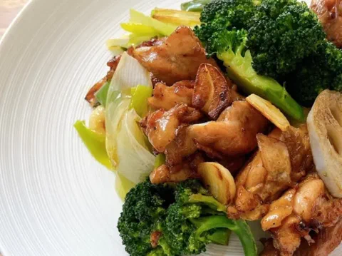 Pechuga de pollo teriyaki en trozos, glaseada y servida con brócoli