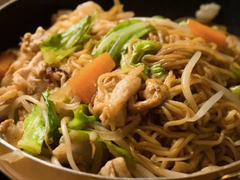 Yakisoba de pechuga de pollo con repollo, zanahoria y frejolito chino