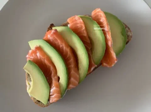 Sándwich de té de salmón, con salmón ahumado y palta en rodajas
