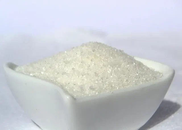 Azúcar blanca granulada en un bowl