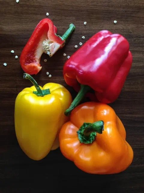 Pimientos de colores, uno cortado