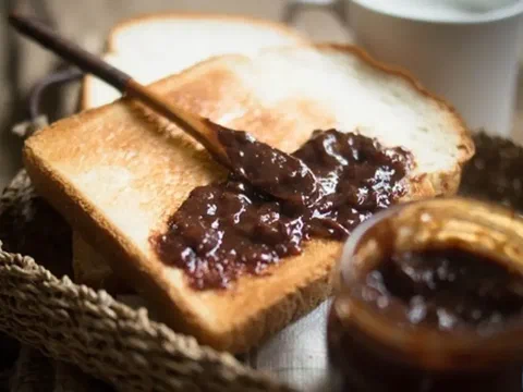 Mermelada de plátano y chocolate untada sobre una tostada
