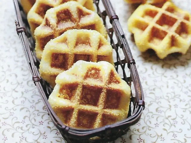 Waffles de Lieja de maíz cubiertos de grits gruesos, en un canasto
